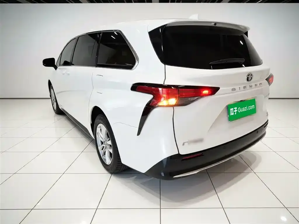 Toyota Sienna — фото 4