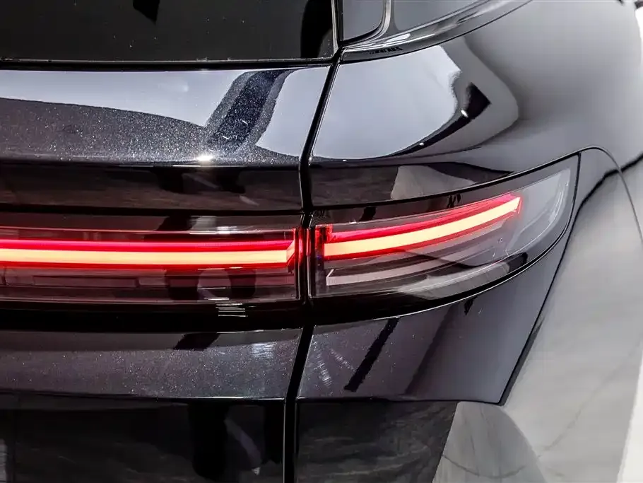 Li Auto i8 — фото 9