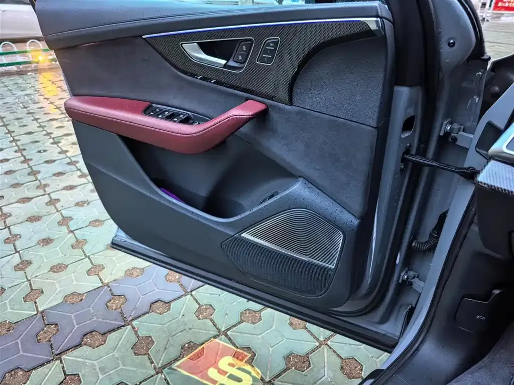Audi SQ7 2024 из CN, фото 9