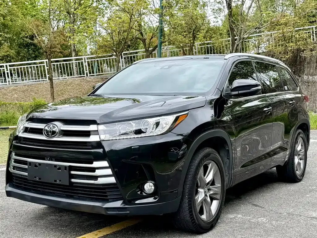 Toyota Highlander — фото 1