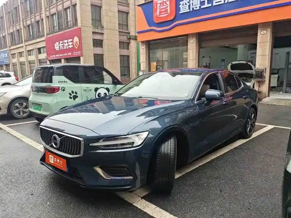 Volvo S60 — фото 1