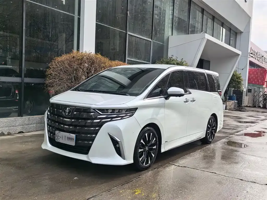Toyota Alphard — фото 1