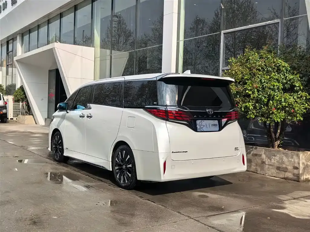 Toyota Alphard — фото 8