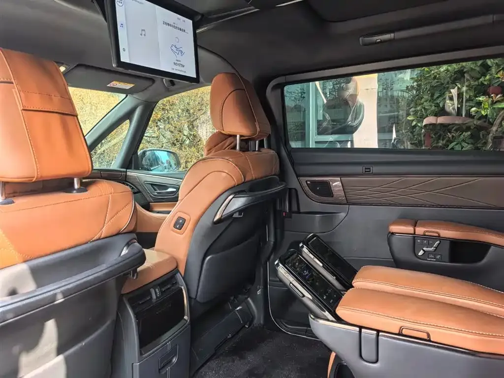 Toyota Alphard — фото 2