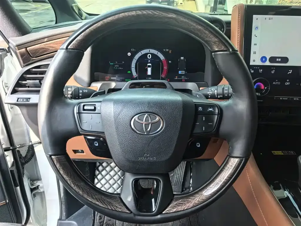 Toyota Alphard — фото 3
