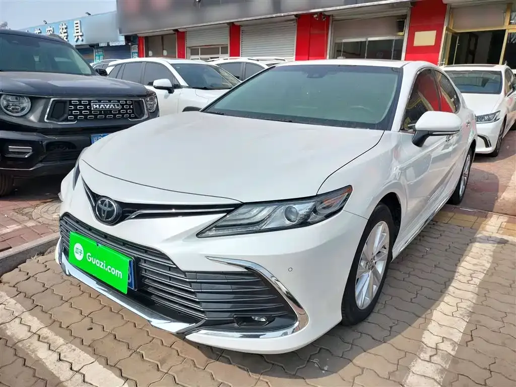 Toyota Camry — фото 1