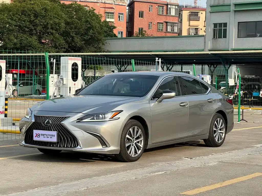 Lexus ES — фото 1