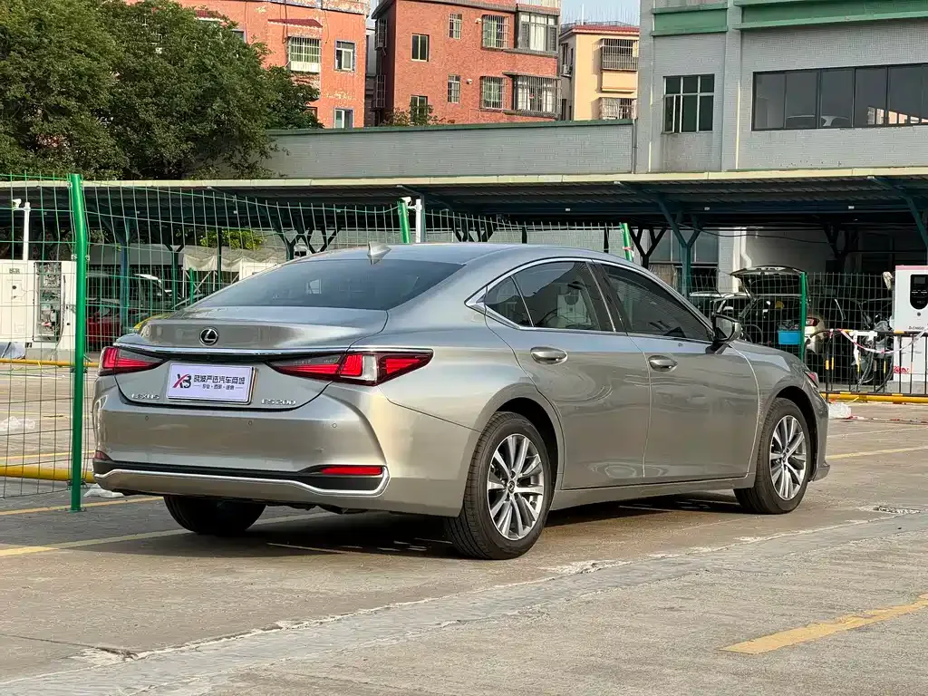 Lexus ES — фото 10