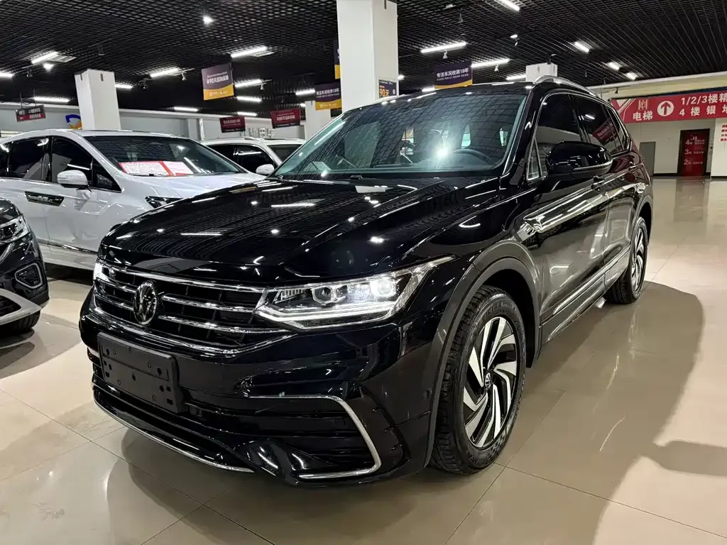 Volkswagen Tiguan L — фото 1