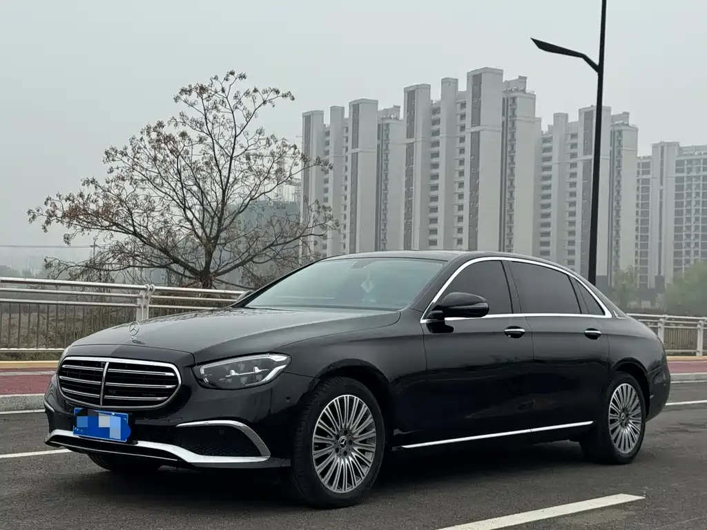 Mercedes-Benz E-Class — фото 1