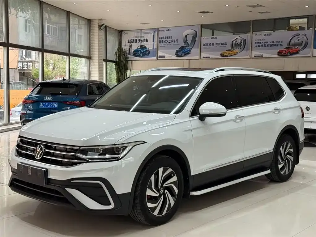 Volkswagen Tiguan L — фото 1