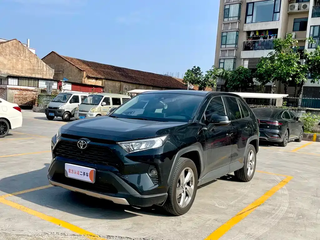 Toyota RAV4 — фото 1