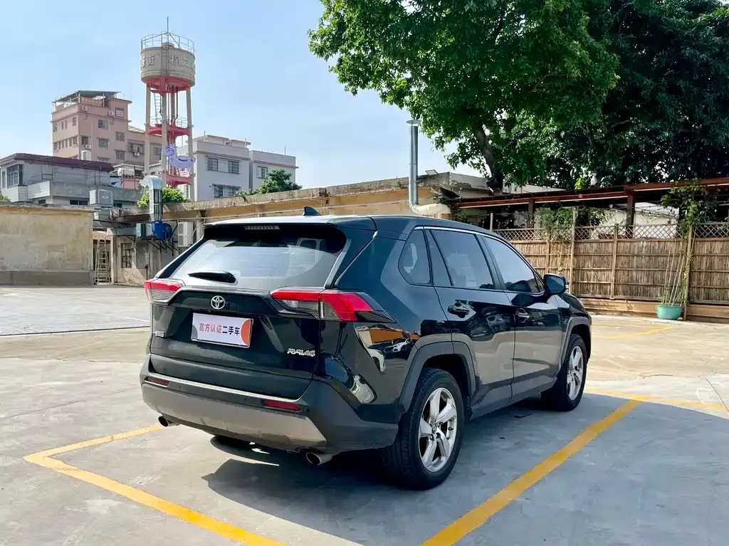 Toyota RAV4 — фото 10