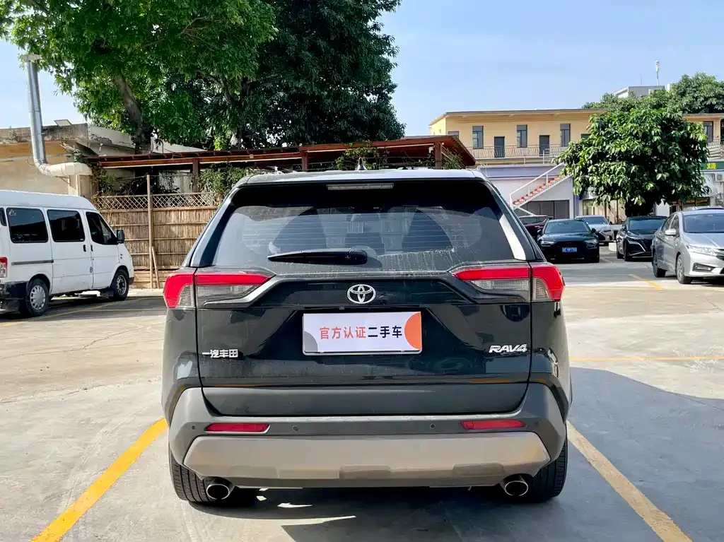 Toyota RAV4 — фото 8