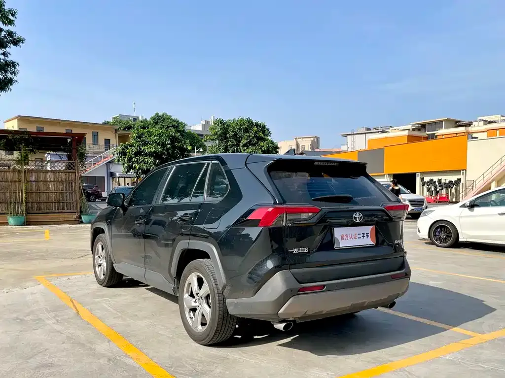 Toyota RAV4 — фото 6