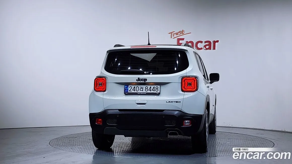 Jeep Renegade — фото 9