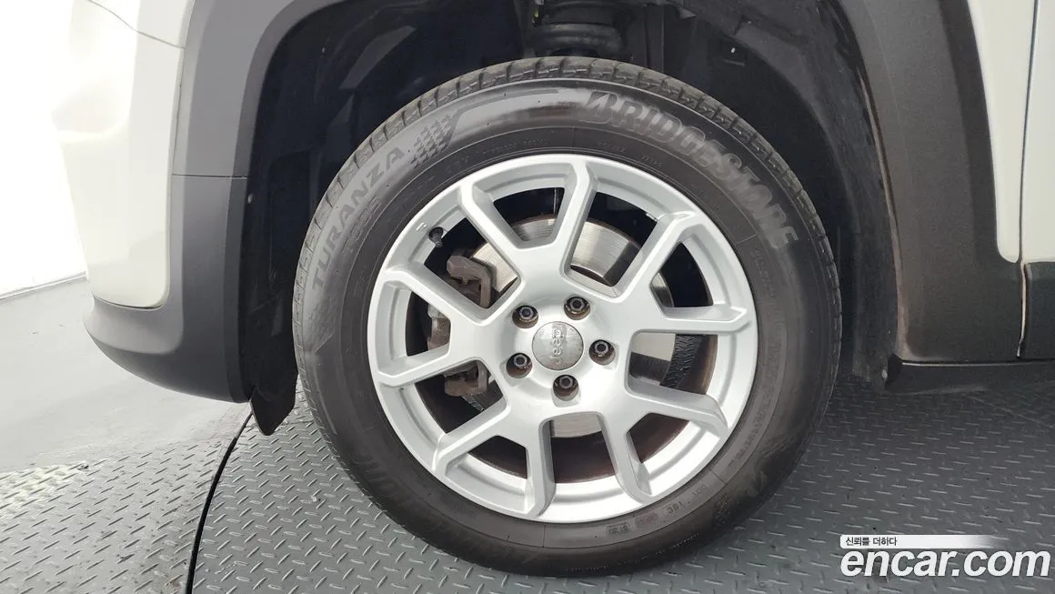Jeep Renegade — фото 10