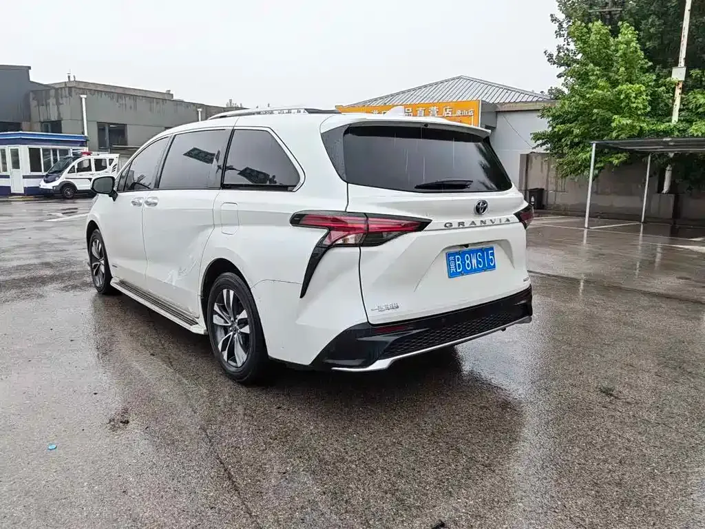 Toyota Granvia — фото 10