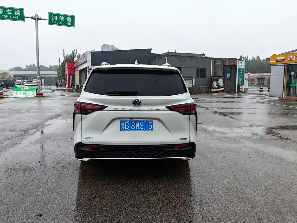 Toyota Granvia — фото 6