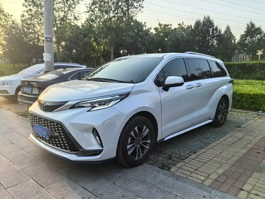 Toyota Granvia — фото 1