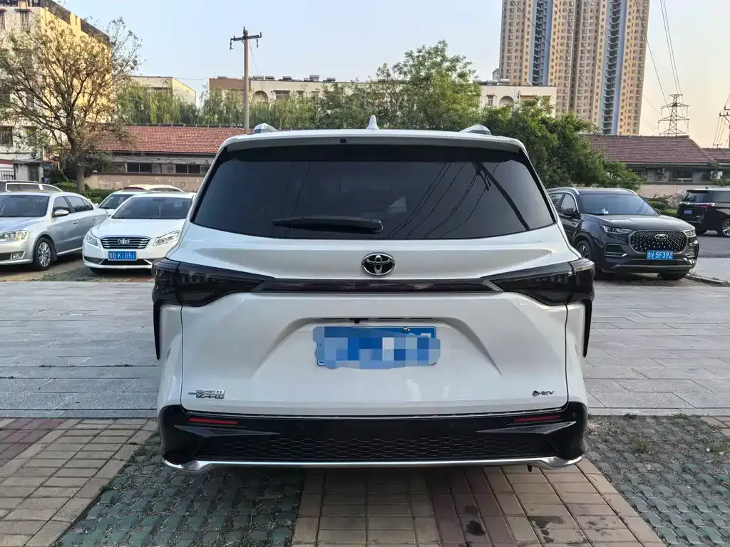 Toyota Granvia — фото 5