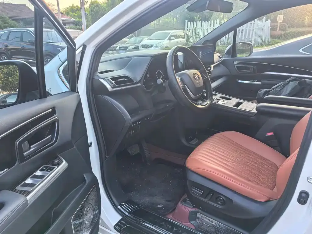 Toyota Granvia — фото 9