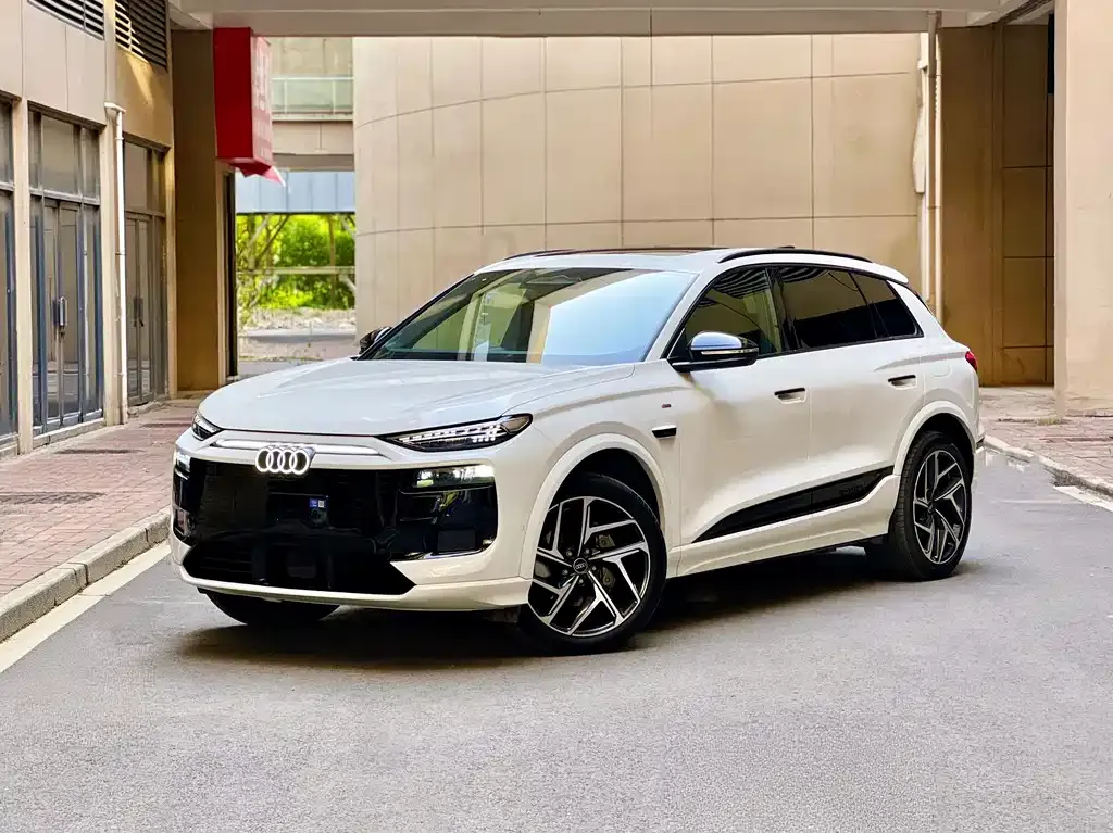 Audi Q6L e-tron — фото 1