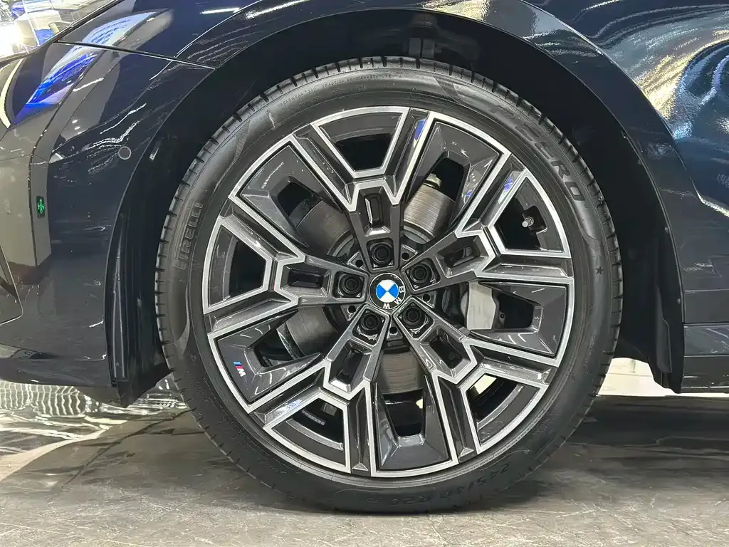 BMW 5 Series — фото 9