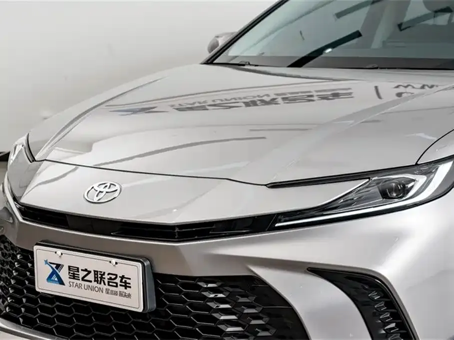 Toyota Camry — фото 5