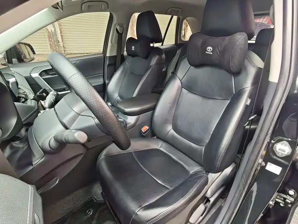 Toyota RAV4 — фото 8
