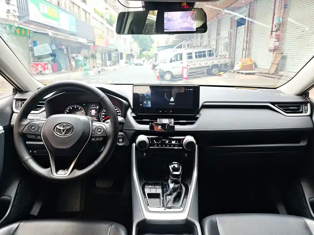 Toyota RAV4 — фото 6