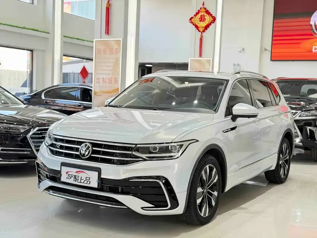 Volkswagen Tiguan L — фото 1