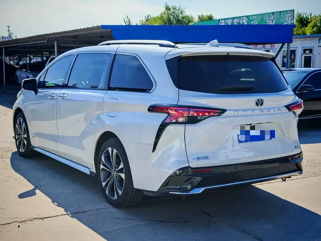 Toyota Granvia — фото 9