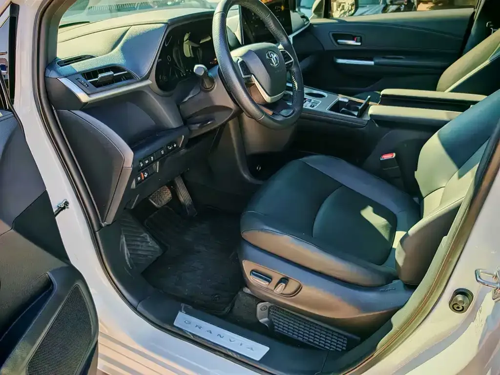 Toyota Granvia — фото 2