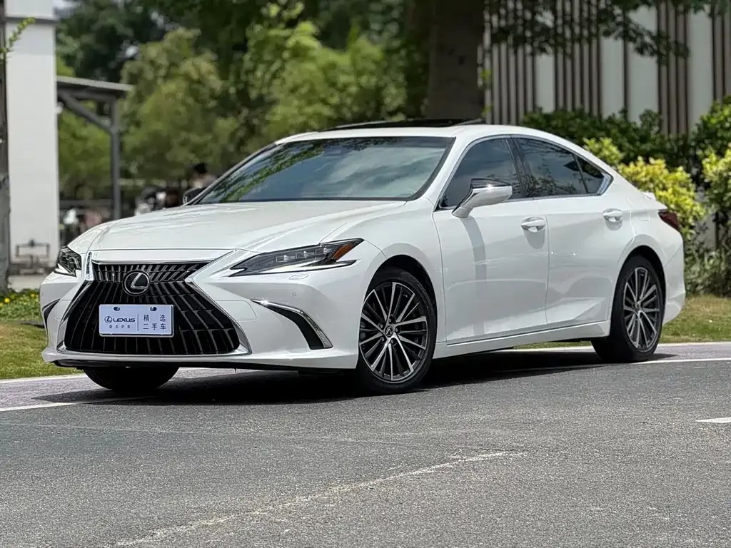 Lexus ES — фото 1