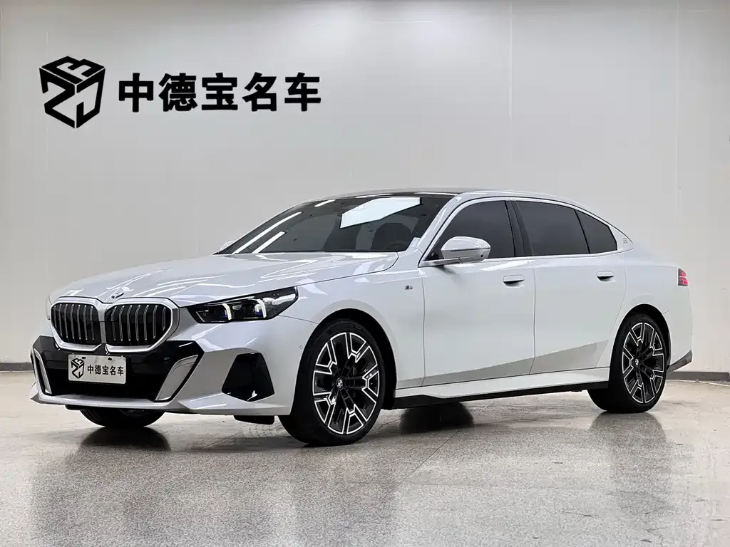 BMW 5 Series — фото 1