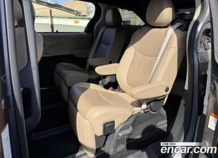 Toyota Sienna — фото 2