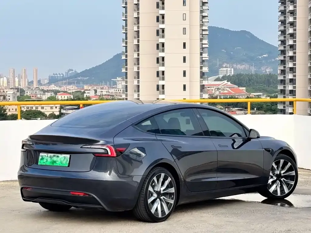 Tesla Model 3 — фото 10