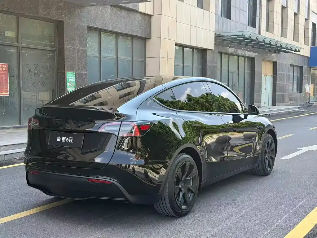 Tesla Model Y — фото 6