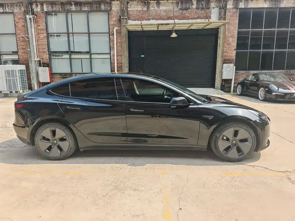 Tesla Model 3 — фото 3