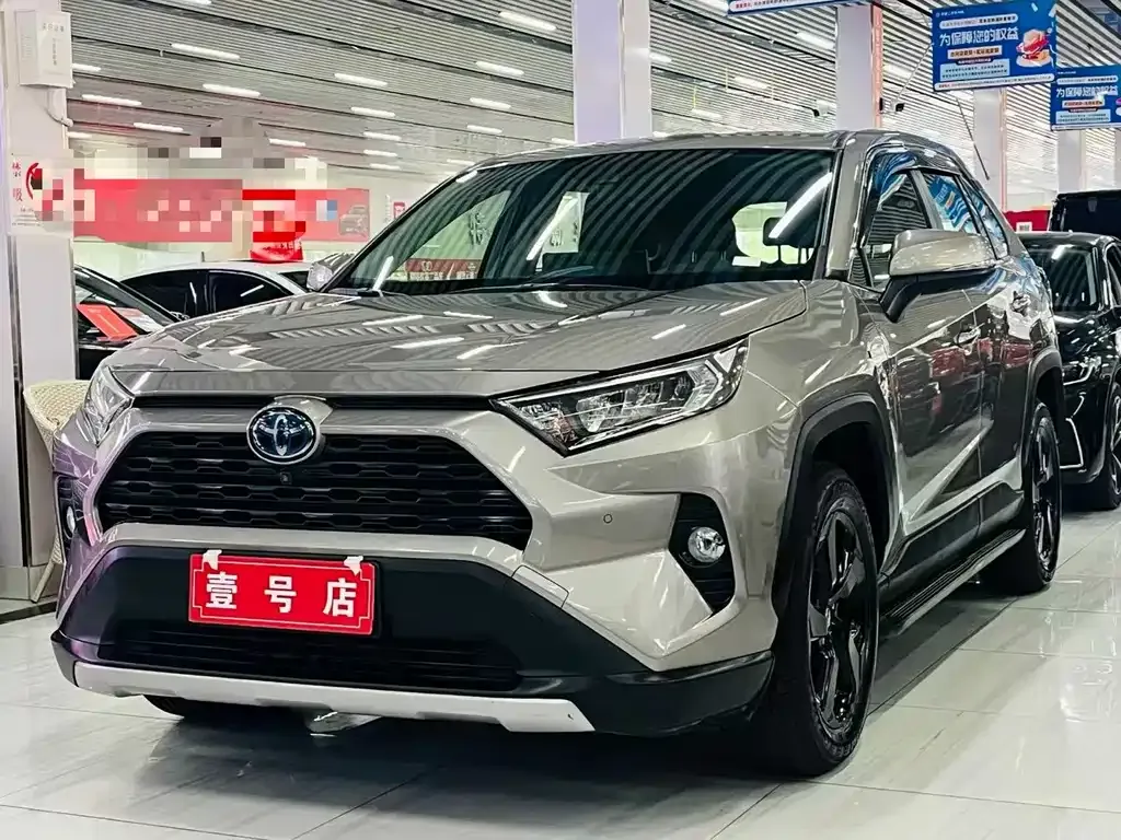 Toyota RAV4 — фото 1