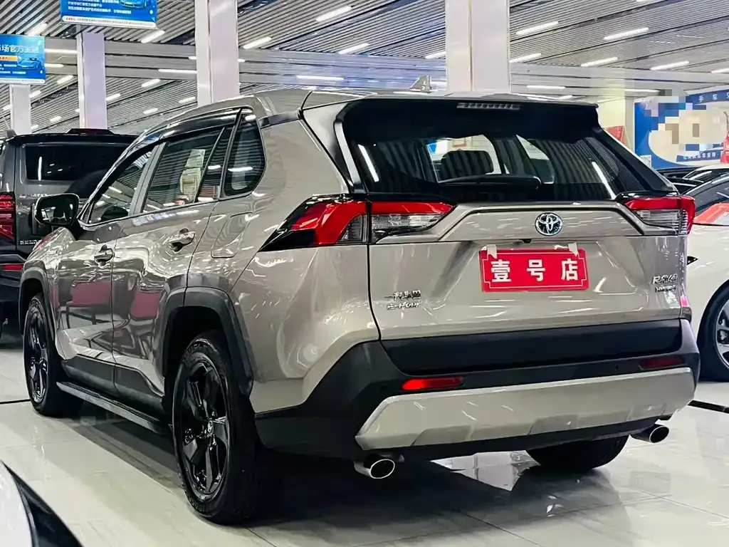 Toyota RAV4 — фото 8