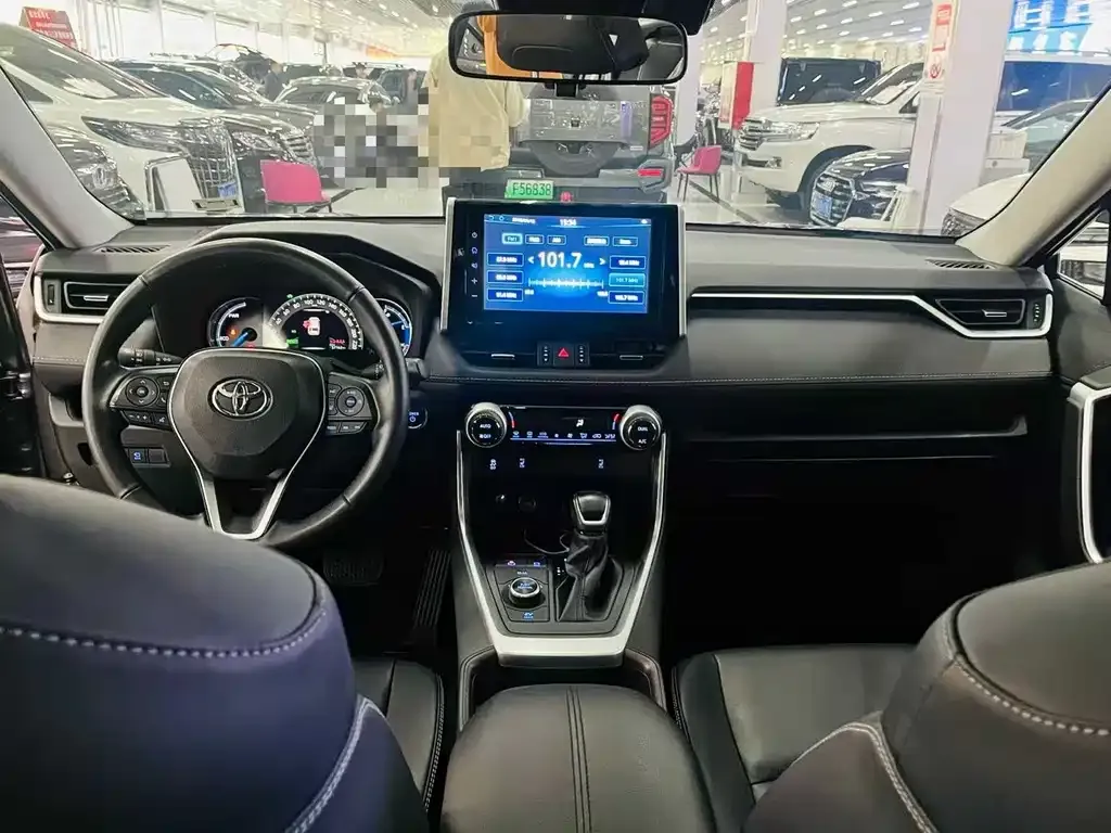 Toyota RAV4 — фото 5