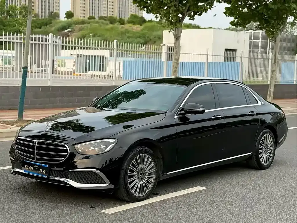 Mercedes-Benz E-Class — фото 1