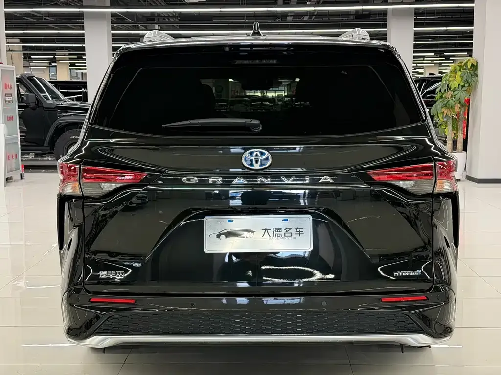Toyota Granvia — фото 8
