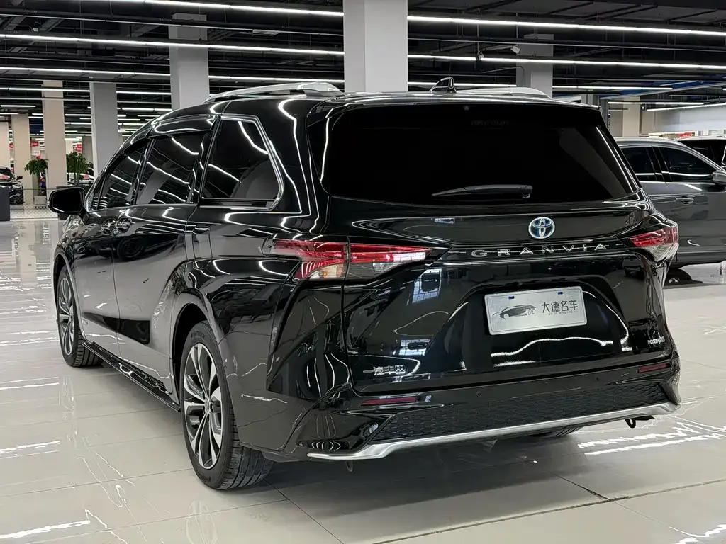 Toyota Granvia — фото 10