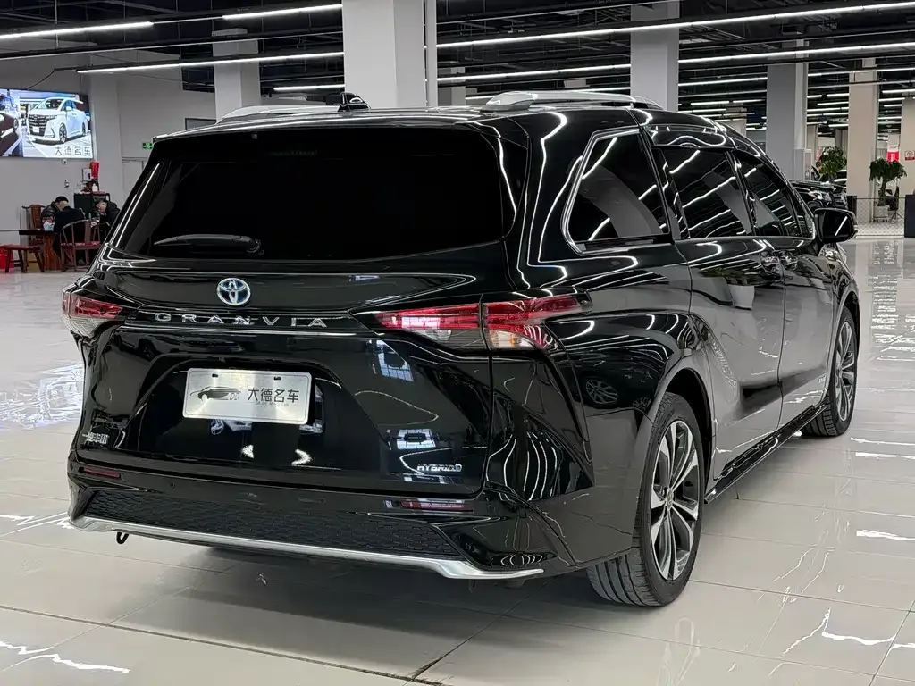 Toyota Granvia — фото 9