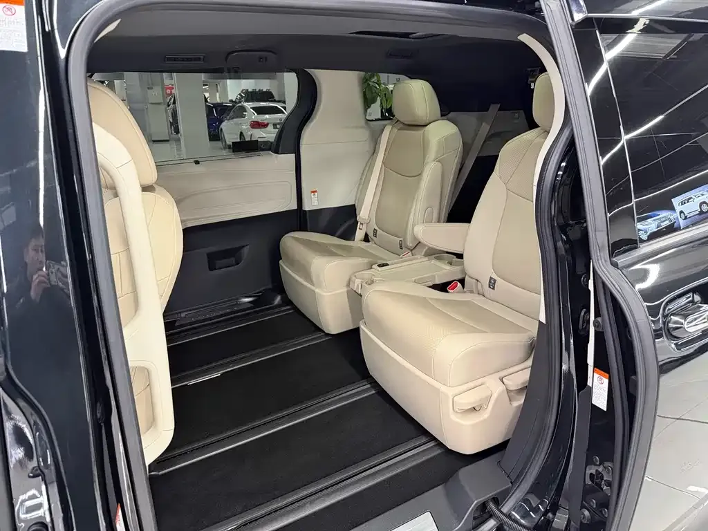 Toyota Granvia — фото 7