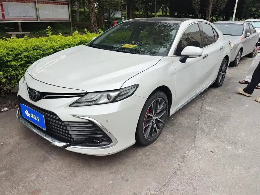 Toyota Camry — фото 1