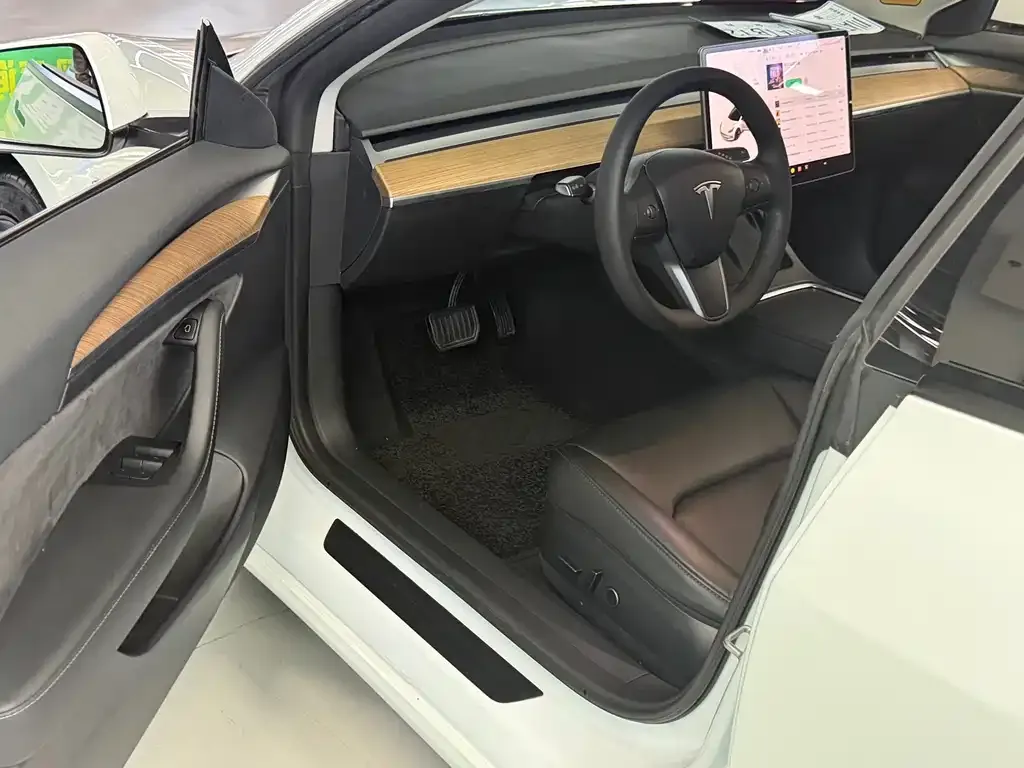 Tesla Model 3 — фото 7